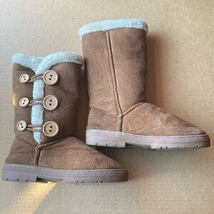Cute and comfortable brown button up boots size 6.